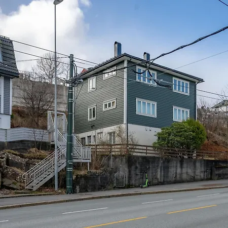 Modern And Cozy Near And Transport 公寓